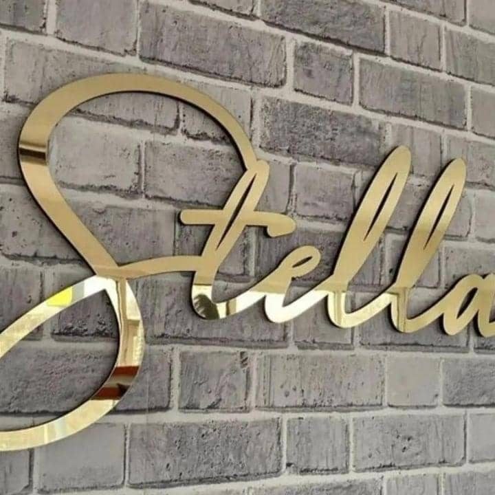 logo em parede letra em acrílico espelhado dourado