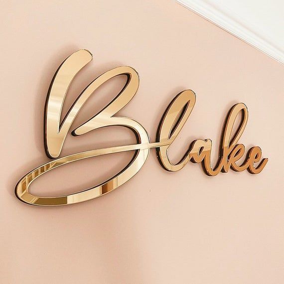 logo em letra acrílico espelhado dourado em parede