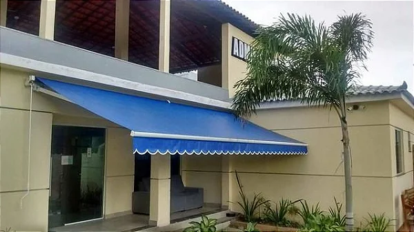 toldo azul retrátil articulado em residência
