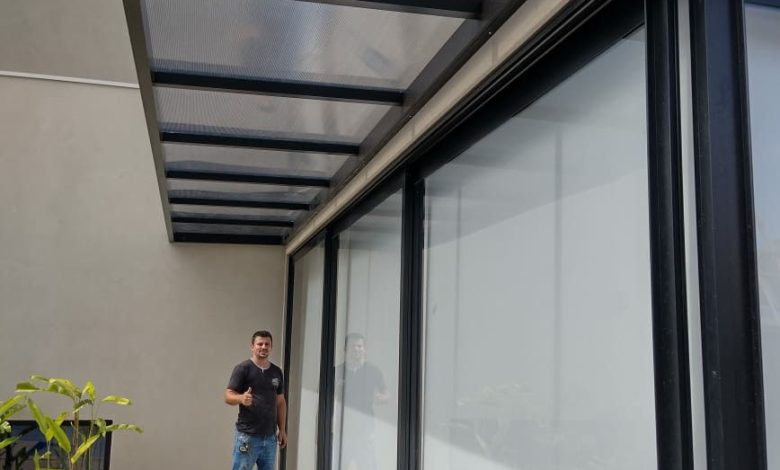 Corbetura, Tipo Toldo Fixo de Policarbonato transparente instalado em uma residência