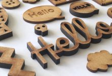 Recortes de madeira em MDF com formatos variados e palavras decorativas.