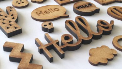 Recortes de madeira em MDF com formatos variados e palavras decorativas.