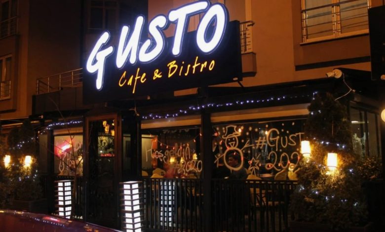 Placa para Comércio café GUSTO com sinal iluminado e decorações natalinas.