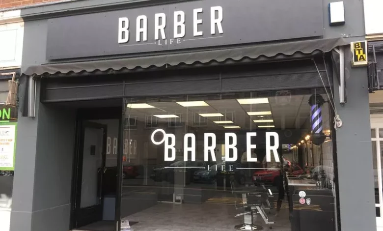 Fachada moderna da barbearia Barber Life com design preto elegante.