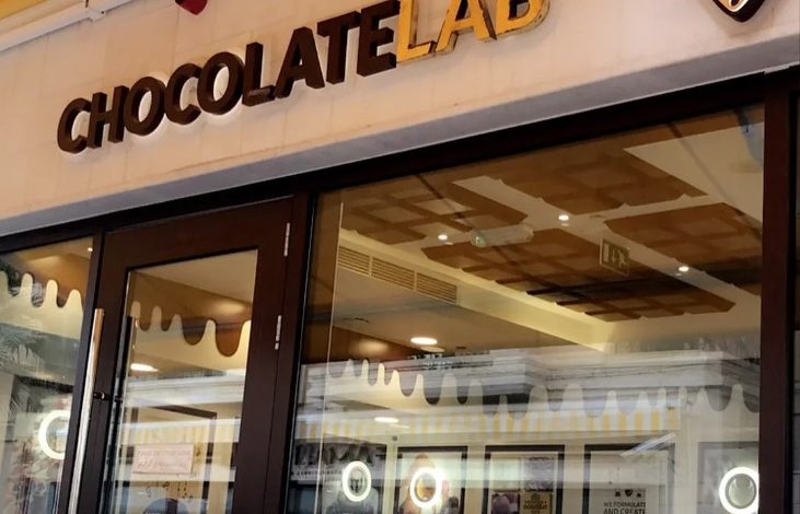 Fachada da loja Chocolate Lab com design moderno e convidativo.