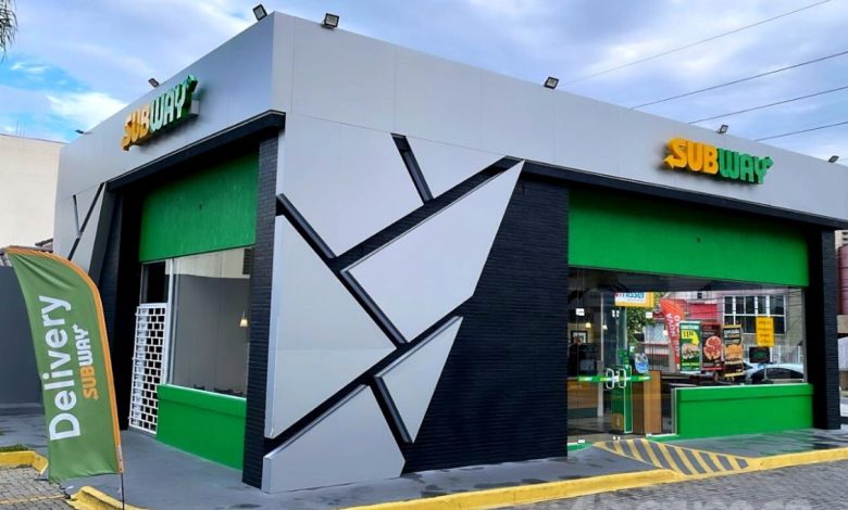 Fachada moderna da Subway com design geométrico e cores vibrantes.