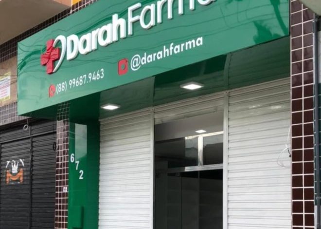 Fachada da farmácia Darah Farma com letreiro verde e informações visíveis.