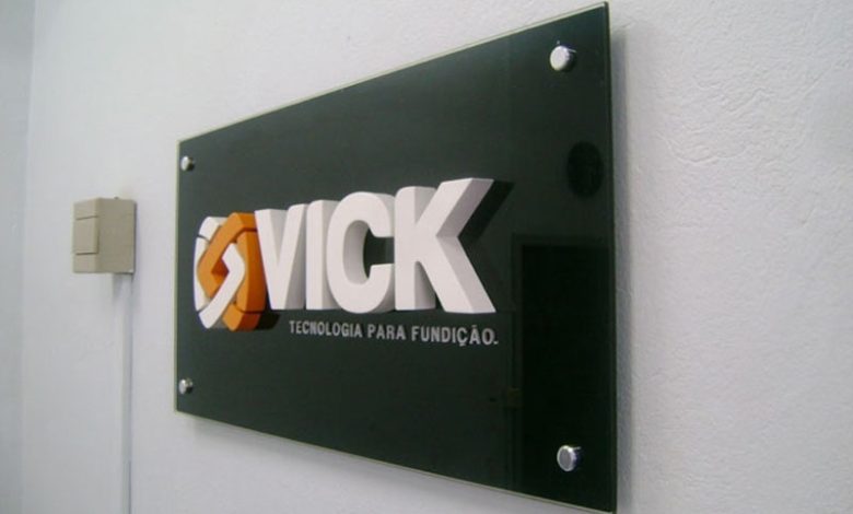 Placa acrílica da empresa VICK com design moderno e profissional.