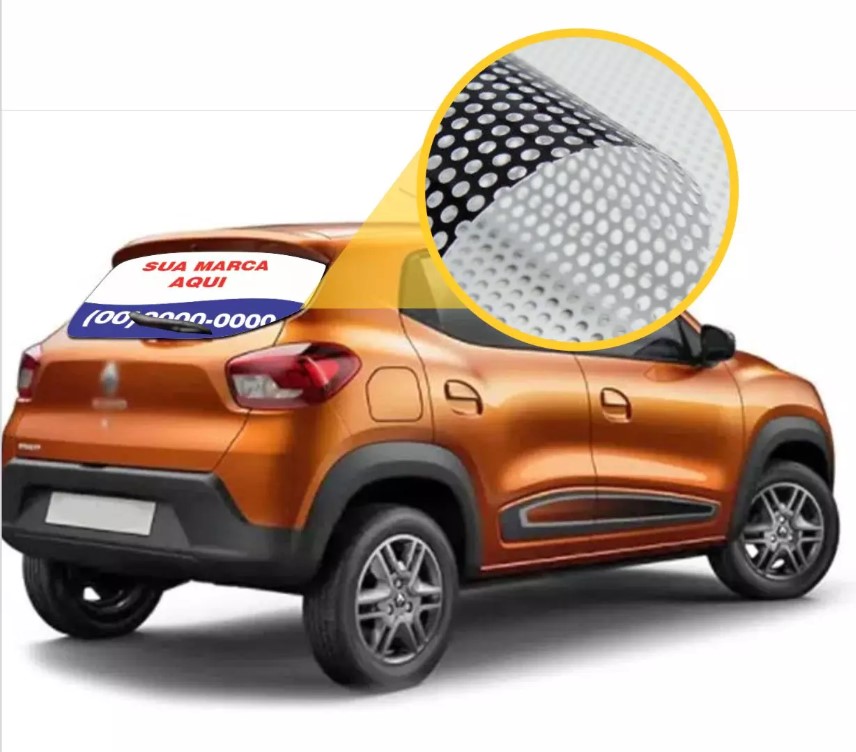 Carro com adesivo perfurado genérico e destaque para textura ampliada.