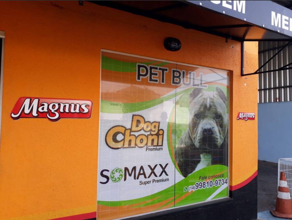 Vitrine pet shop com adesivo perfurado e imagem de bulldog.