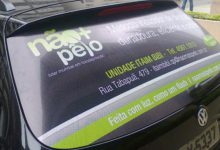 Carro com adesivo perfurado divulga serviço de fotodepilação profissional.