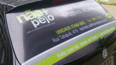 Carro com adesivo perfurado divulga serviço de fotodepilação profissional.