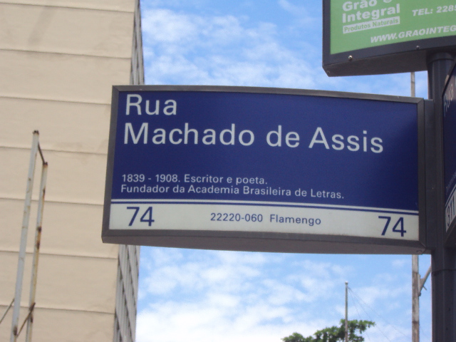 Placa homenageia Machado de Assis com dados biográficos e localização.